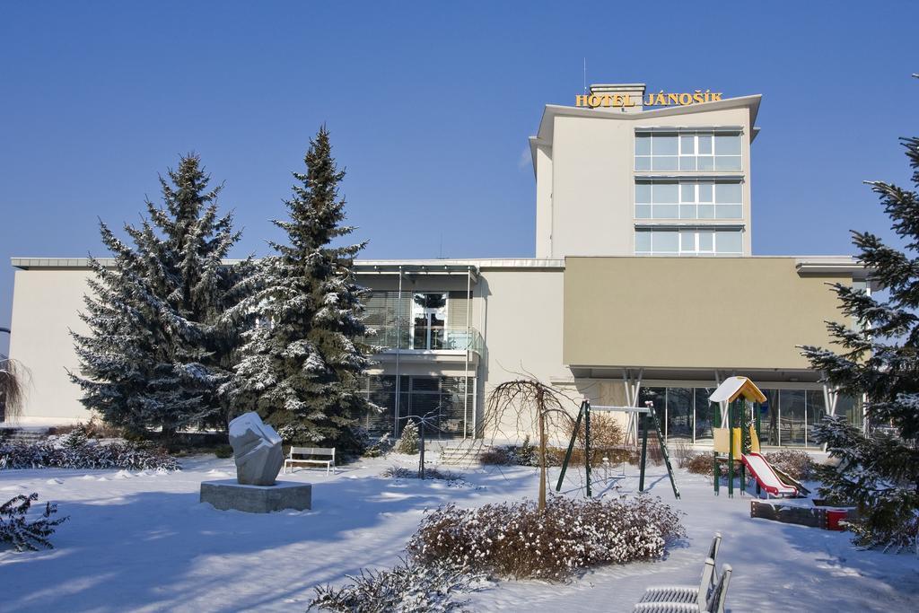 Hotel Janosik Liptovský Mikuláš エクステリア 写真