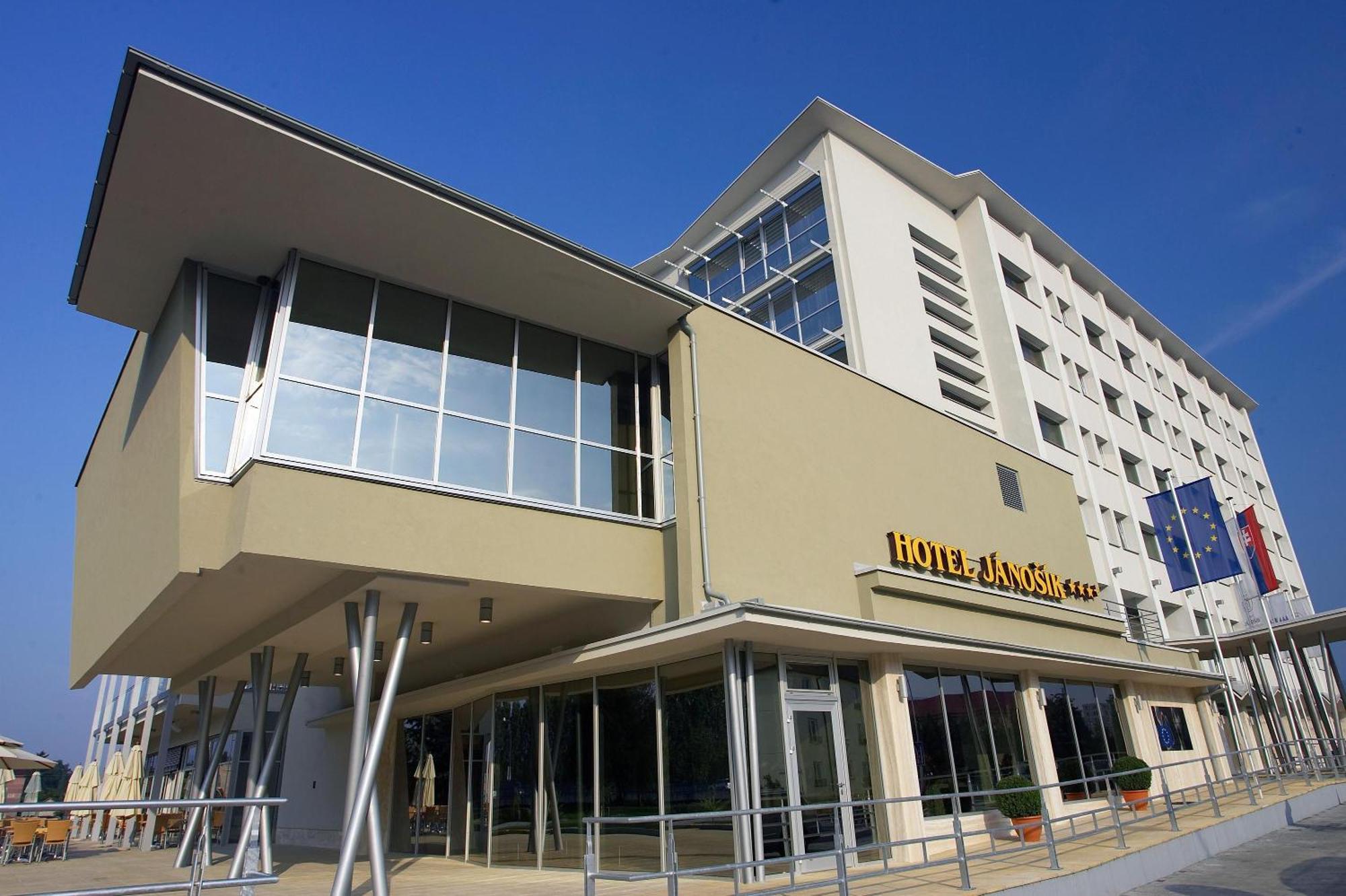 Hotel Janosik Liptovský Mikuláš エクステリア 写真